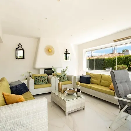 Villa Encantadora Junto A La Playa En Monteros Con Seguridad 24 Marbella