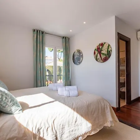 Villa Encantadora Junto A La Playa En Monteros Con Seguridad 24