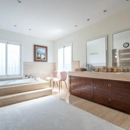 Encantadora Junto A La Playa En Monteros Con Seguridad 24 Villa *