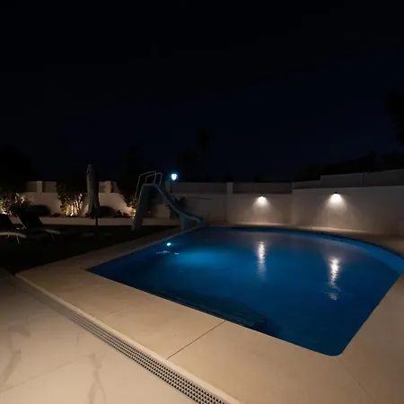 Encantadora Junto A La Playa En Monteros Con Seguridad 24 Villa Marbella